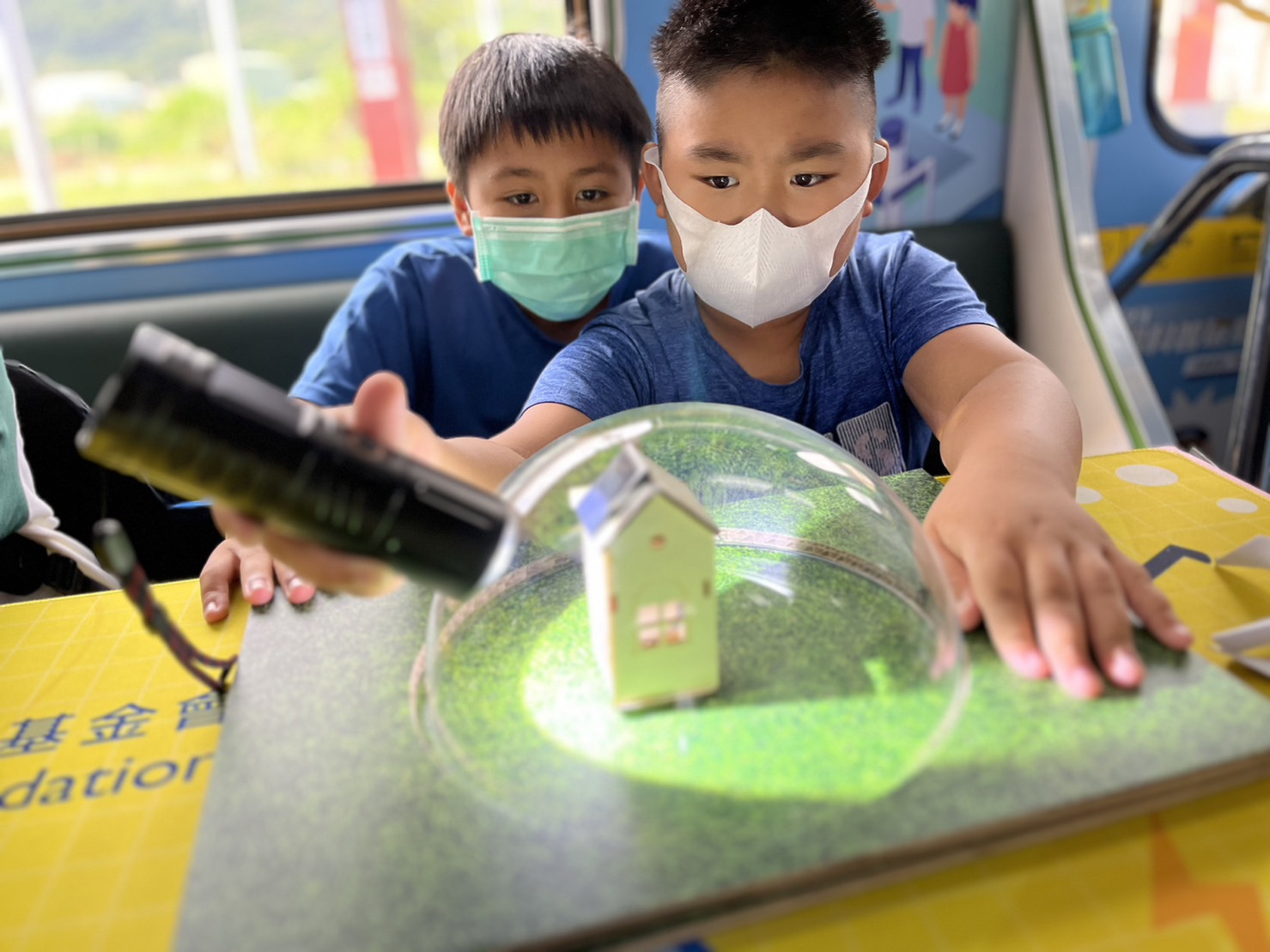 5001拉斯维加斯參與基礎科學主題車廂，以STEAM教學精神，設計「逐日科學家」、「太陽能工程師」以及「淨零建築師」三大能源科普課程和實驗